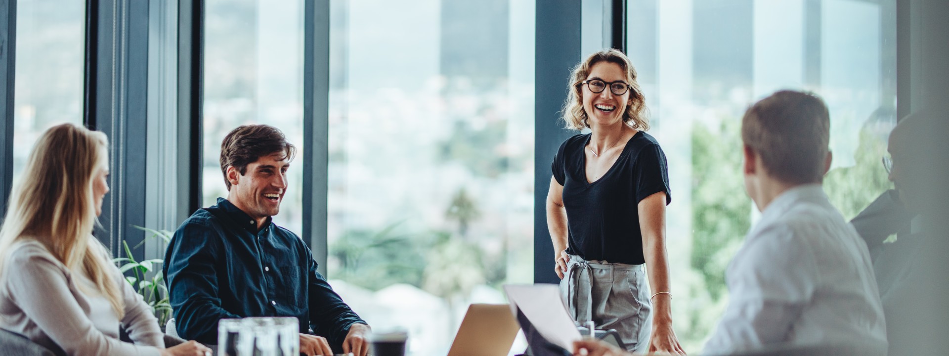 Angestellte arbeitet an Compliance-Managementsystem