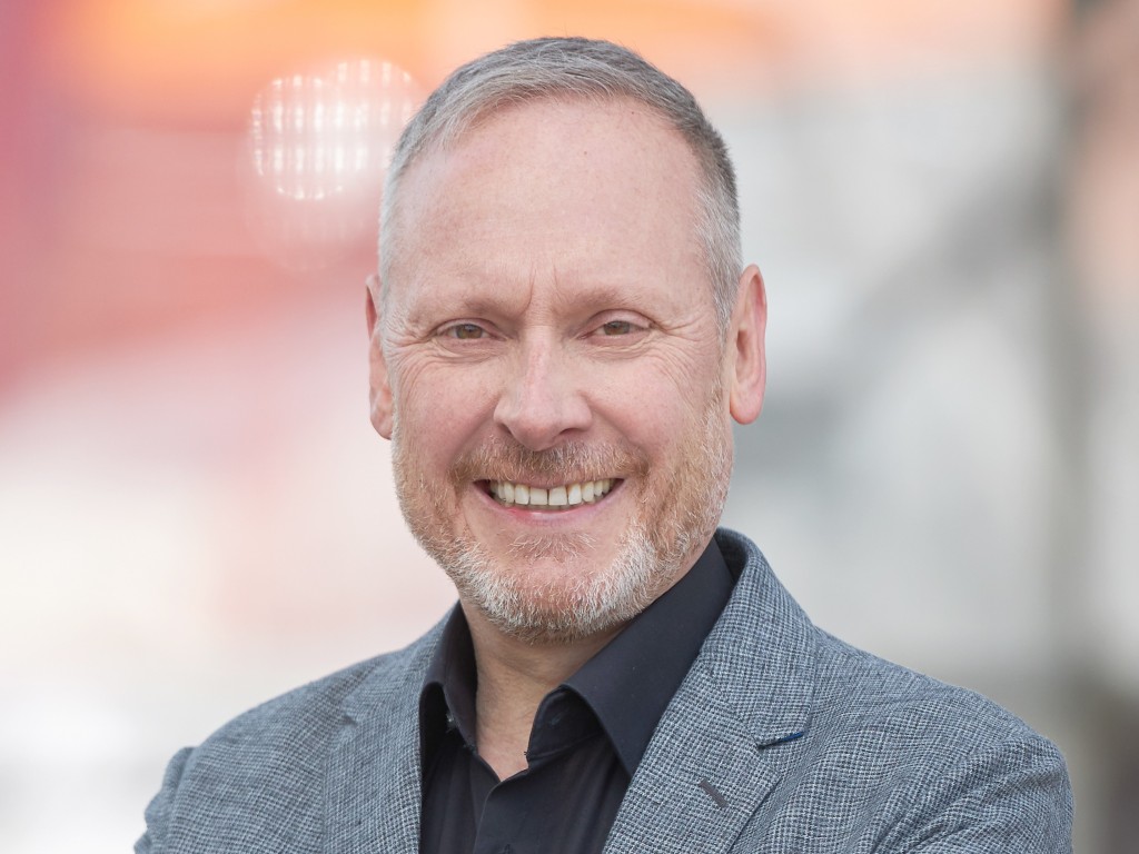 „Um die wirtschaftliche Stärke und Wettbewerbsfähigkeit unseres Landes weiterhin zu sichern, die soziale Infrastruktur zu stärken und den Lebensstandard der Bevölkerung zu erhalten und zu verbessern, muss Deutschland der Herausforderung Fachkräftemangel eine noch viel höhere Priorität einräumen. Wie sollen Unternehmen wirtschaftliches Wachstum und Wohlstand generieren, wenn sie nicht mehr in der Lage sind, ihre Kapazitäten zu erweitern oder neue Marktchancen zu nutzen? Wie lange werden wir unsere Technologieführerschaft noch verteidigen und den Anschluss an Weltmärkte halten können, wenn uns die klugen Köpfe fehlen? Und wie wird es um unsere kritischen Infrastrukturen bestellt sein, wenn niemand da ist, der den laufenden Betrieb aufrechterhält sowie kompetent in der Lage ist, Schutz und Sicherheit für die Bevölkerung zu gewährleisten? Es erfordert heute, nicht morgen, eine koordinierte Anstrengung von Unternehmen, Bildungseinrichtungen und Regierungsbehörden, eine solide langfristige Strategie zu entwickeln, die den Fachkräftemangel entschlossen angeht, bürokratische Hürden abbaut und zukünftige Herausforderungen endlich klug vorwegnimmt und sie mit proaktiven Lösungen erfolgreich entschärft.“