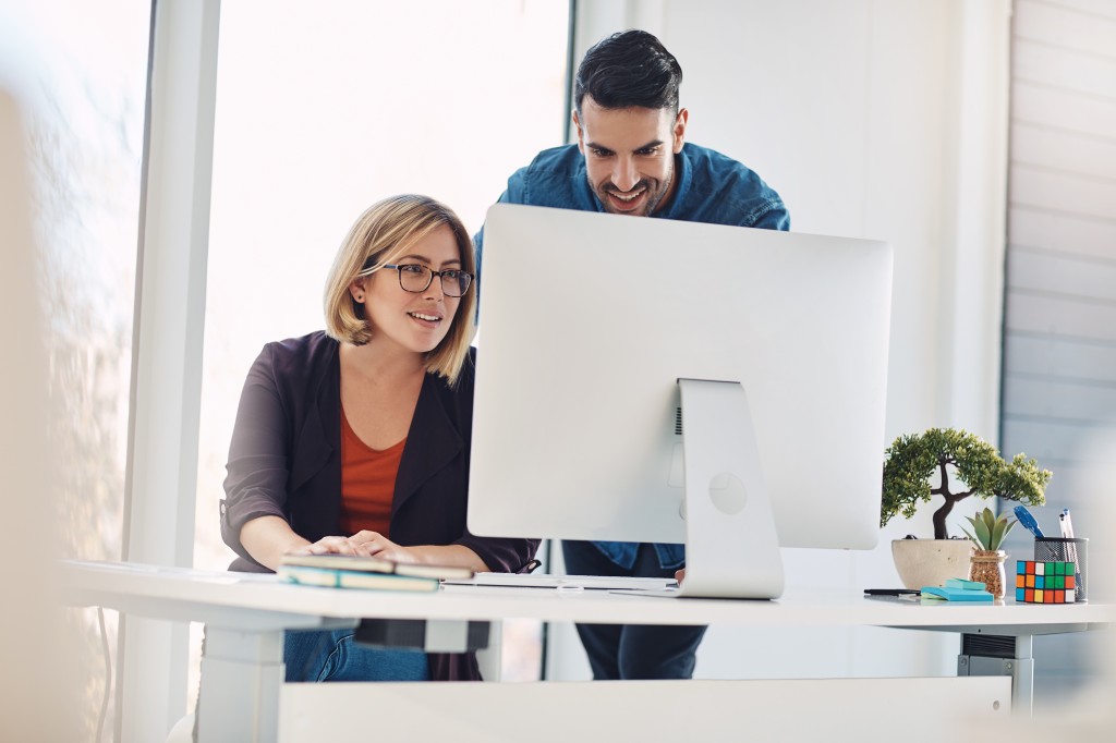 Ein Mann und eine Frau nehmen an einer geförderten Weiterbildung im kaufmännischen Bereich teil.
