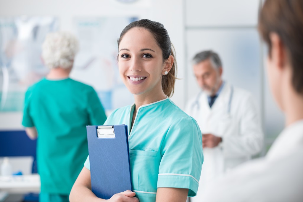 Eine junge Frau startet ihre geförderte Weiterbildung in der Pflege.