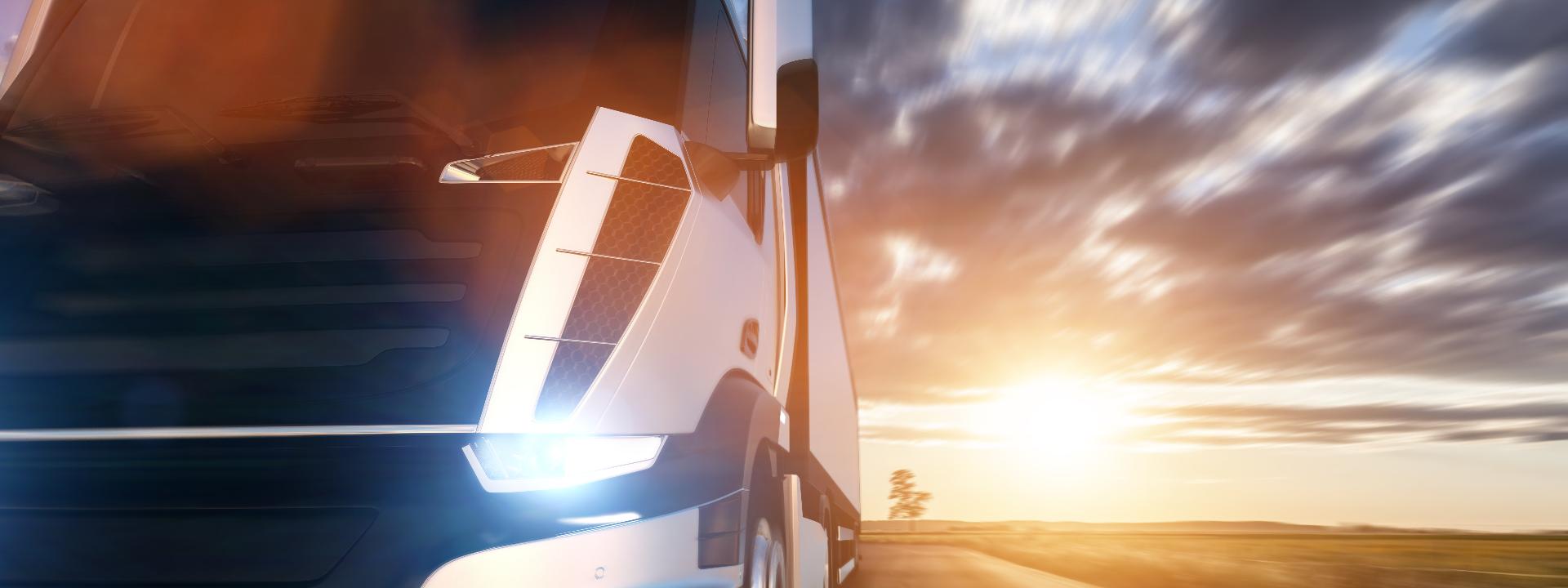 LKW im Sonnenaufgang