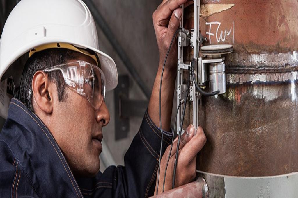 インダストリー検査員がプラントで検査業務をしている