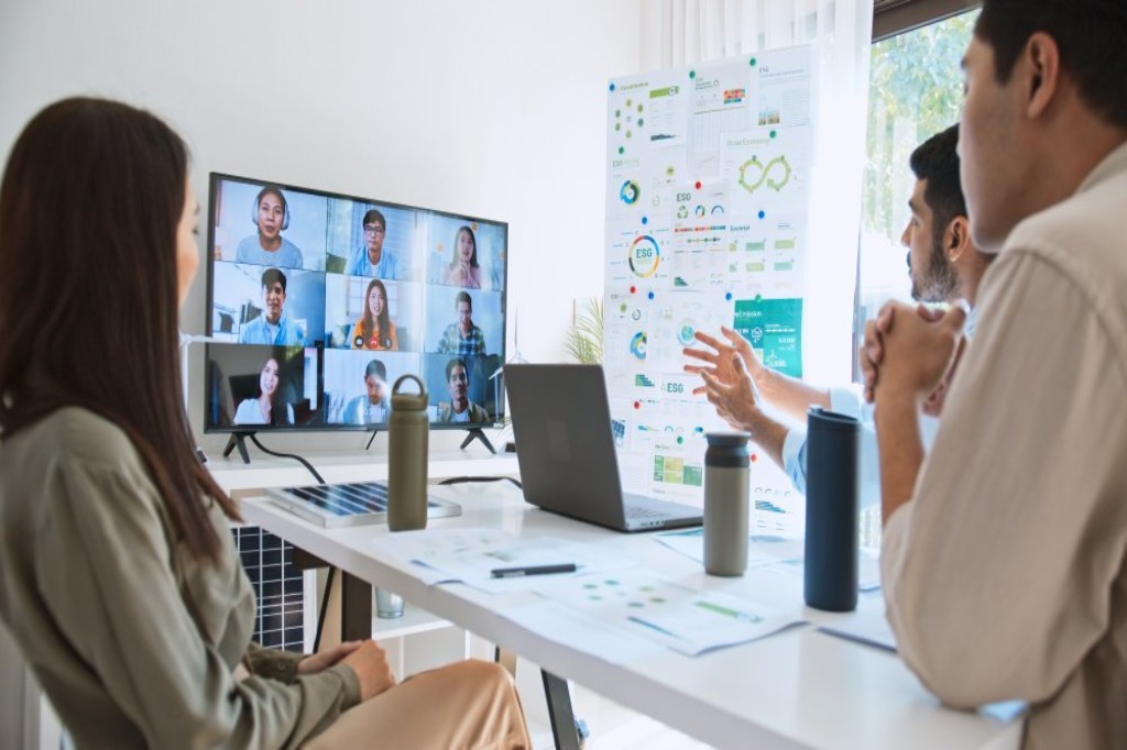 複数の社員がオフィスで電話会議をしている