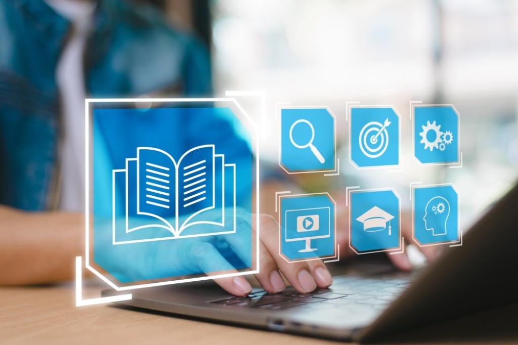 女性社員がノートパソコンで研修を受講している