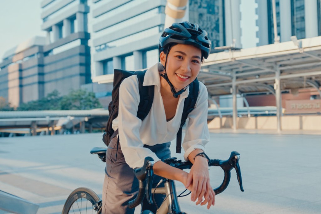 自転車通勤をする女性社員