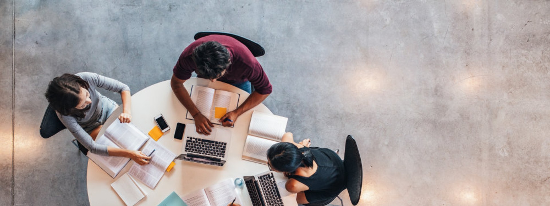 デスクでワークしている３人の新入社員