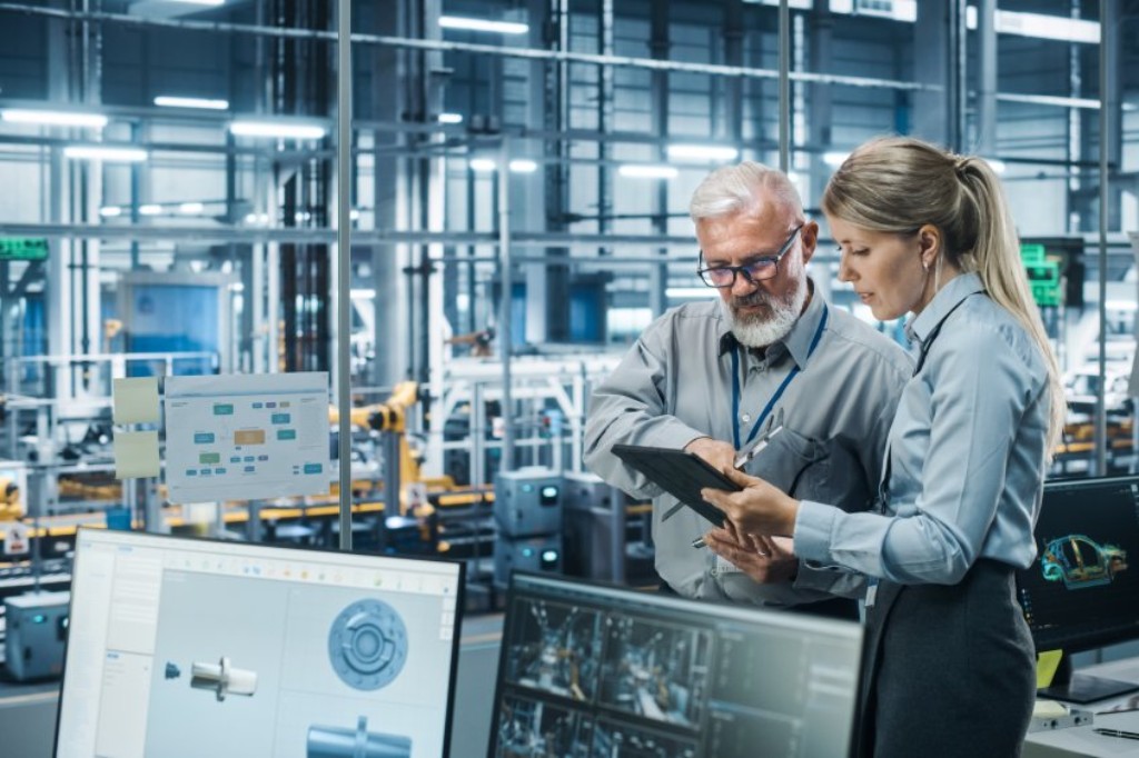 若手社員を指導するシニア社員