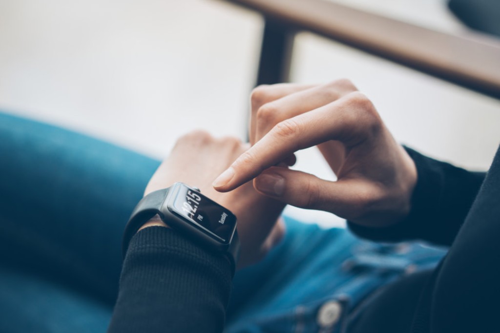 腕時計を見る人物