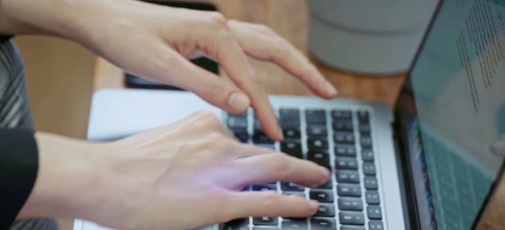 パソコンのキーボード操作をしているビジネスマン