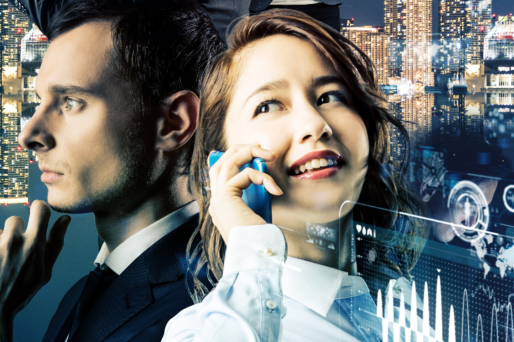 携帯電話で話す女性と考える男性の後ろに都会の風景が広がる