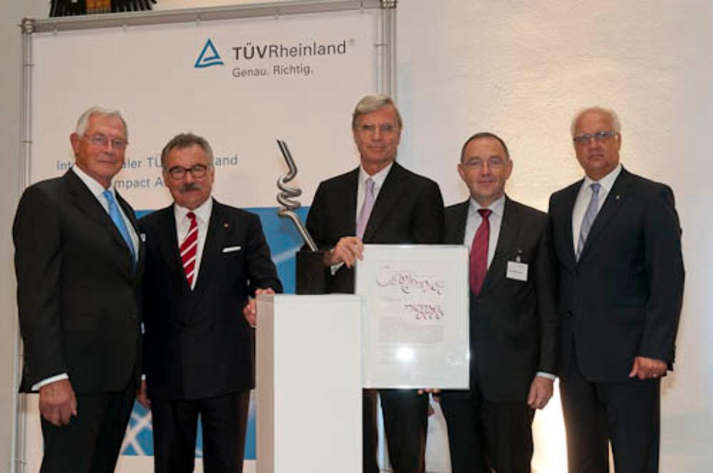 2. Internationaler TÜV Rheinland Global Compact Award, v.l.n.r.: Dr. Theo Sommer, Prof. Bruno O. Braun, Dr. Michael Otto, Dr. Norbert Walter-Borjans, Hans-Werner Bartsch