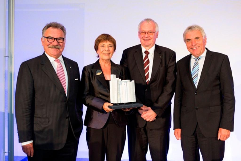 Preisübergabe, v.l.n.r.: Prof. Bruno O. Braun, Prof. Edda Müller, Dr. Manfred Hennecke, Kölner OB Jürgen Roters; Preis: Global Gutenberg Galaxy von Ákos Matzon