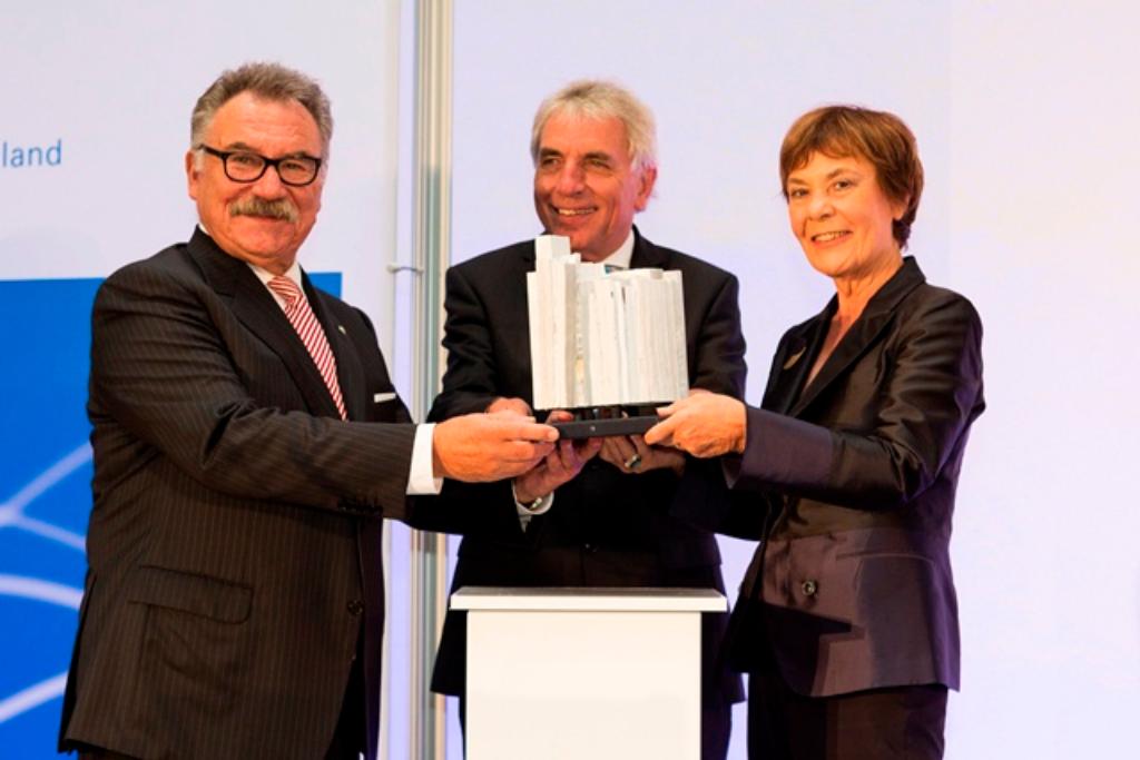 Preisübergab, v.l.n.r.: Prof. Bruno O. Braun, Kölner OB Jürgen Roters, Prof. Edda Müller