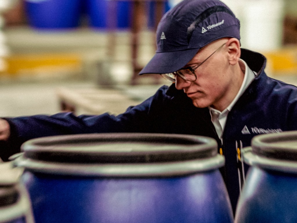 TÜV Rheinland experts are auditing suppliers in the textile industry.