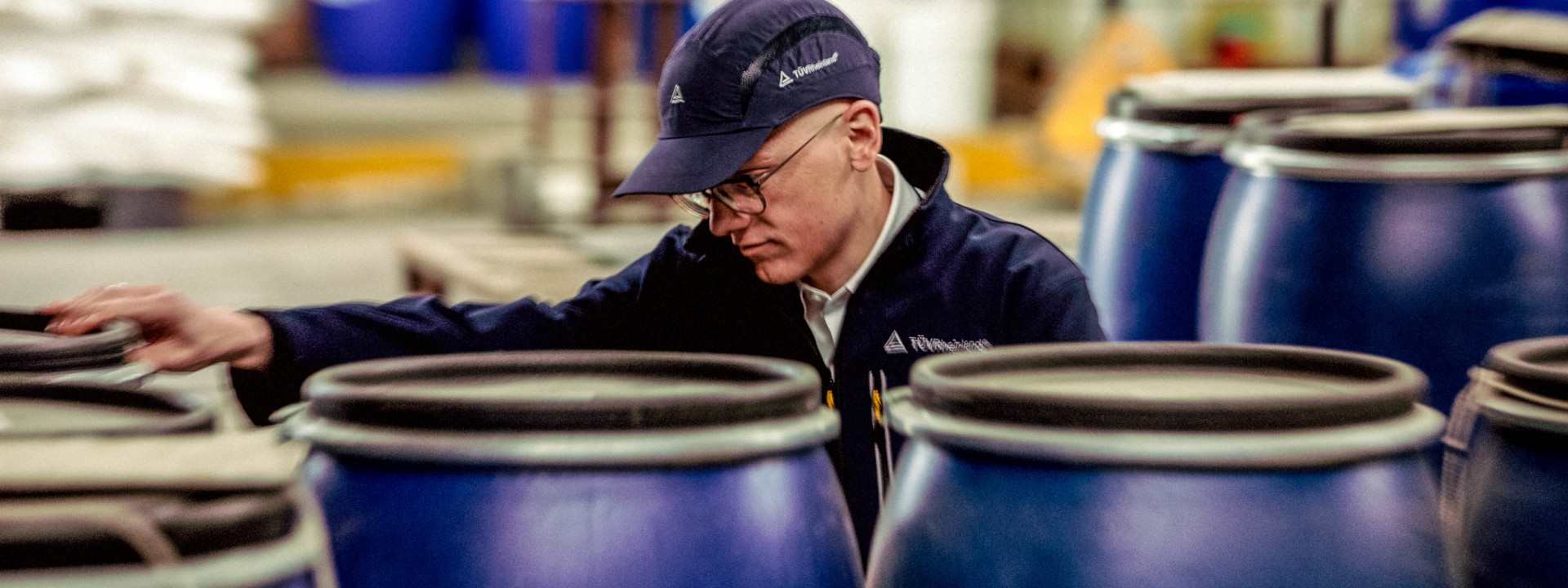 Marken und Händler in der Textilindustrie verlassen sich auf internationale Zulieferer. TÜV Rheinland unterstützt Sie beim Mangement.