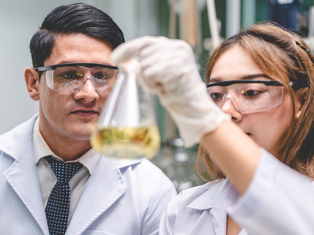 TÜV Rheinland experts perform chemical analyses in the textile industry.