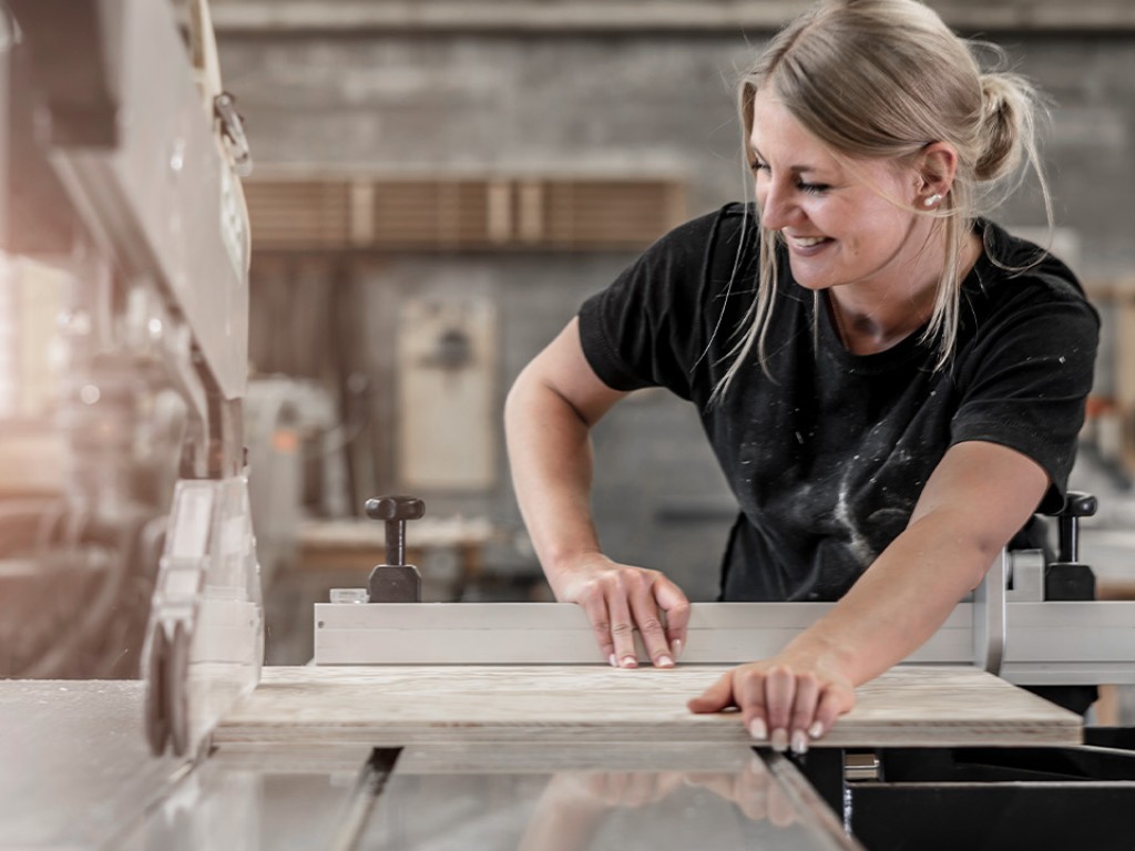 Architekt auf einer Baustelle mit Holzkonstruktion | TÜV Rheinland