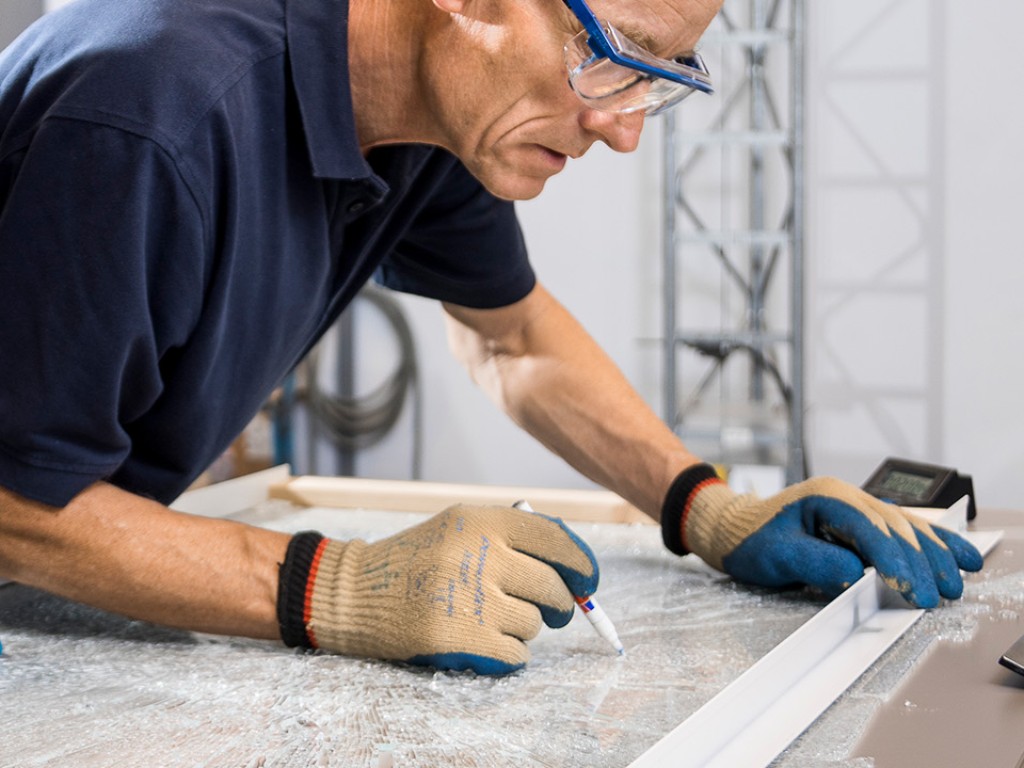 Experten beim Prüfen eines Fensters | TÜV Rheinland