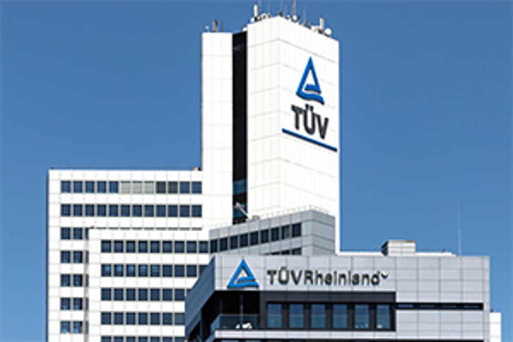 Gebäude der TÜV Rheinland Hauptverwaltung Köln vor wolkenlosem Himmel