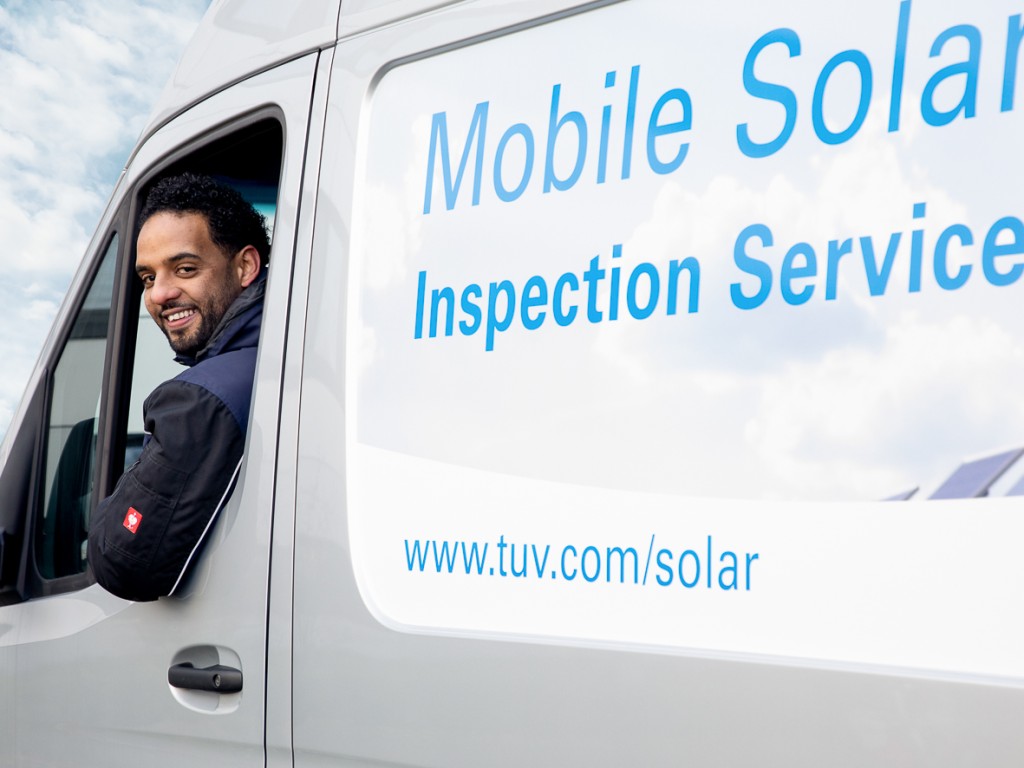 On-site testing of solar panels in the field with the mobile PV TravelLab | TÜV Rheinland