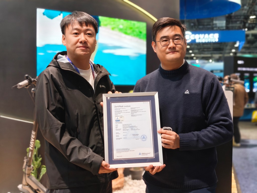 Bai Changhai, North America Representative of NAVEE, and Jay Yang, Vice President of TÜV Rheinland Greater China Electrical, attended the certificate presenting ceremony at CES 2025
