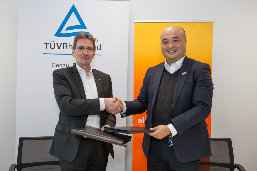 Andreas Höfer, TÜV Rheinland (links),und Raymond Ma, Alibaba Cloud Intelligence, bei Unterzeichnung der Absichtserklärung. Foto: Alibaba