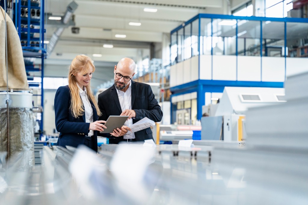 Zertifizierungsaudit in einem Unternehmen / Foto: TÜV Rheinland/Westend61