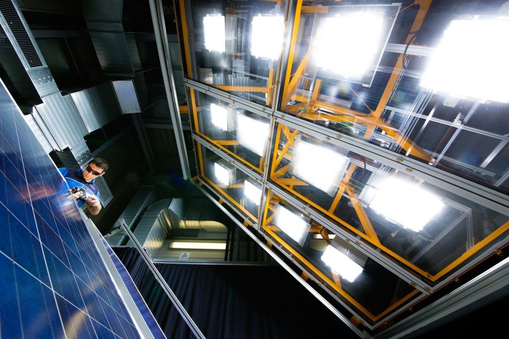 TÜV Rheinland stellt sicher, dass Solarmodule, Energiespeichersysteme und Ladesäulen den Normen entsprechen. Hier wird die Leistungsfähigkeit von PV-Modulen mit einem Sonnensimulator untersucht.