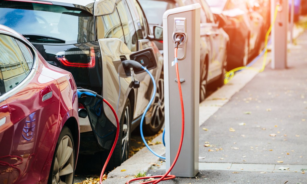 Regelmäßige Prüfung für Betreiber wichtig: Ladesäulen für Elektrofahrzeuge. Foto: Shutterstock/TÜV Rheinland