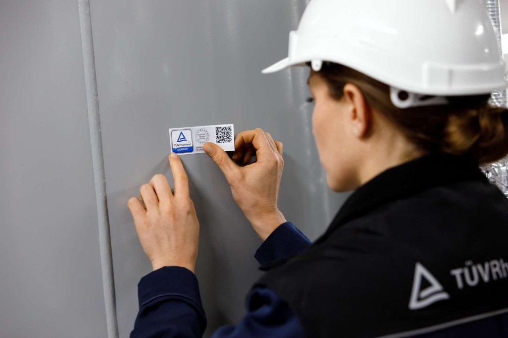 Die Prüfplakette zeigt, ob ein Aufzug fristgerecht geprüft wurde und sollte in jedem Aufzug zu finden sein. Foto: Cornelis Gollhardt/TÜV Rheinland TÜV Rheinland: Cybersecurity bei Aufzügen beachten