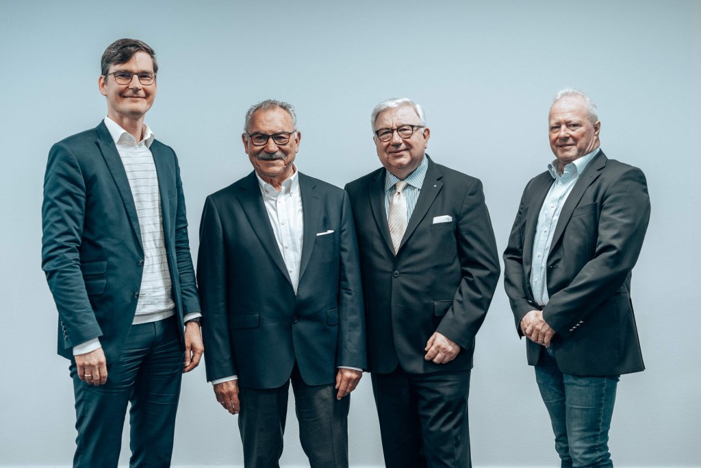 Verkündung der Stiftungsprofessur Sicherheits- und Nachhaltigkeitsbewertung in der Zukunftsforschung an der RWTH Aachen am 14.6.2024 mit (von links) Professor Achim Kampker (RWTH Aachen), Professor Bruno O. Braun (TÜV Rheinland), Professor Dieter Spath (TÜV Rheinland), Professor Michael Lauster (RWTH Aachen) Foto: TÜV Rheinland/FRAITAG TÜV Rheinland stiftet Professur an der RWTH Aachen