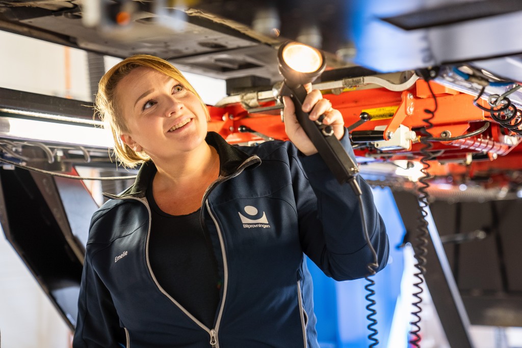 Eine Prüferin von Bilprovningen bei der Fahrzeuguntersuchung in einer der 109 Prüfstellen des schwedischen Unternehmens. Foto: Bilprovningen Eine Prüferin von Bilprovningen bei der Fahrzeuguntersuchung