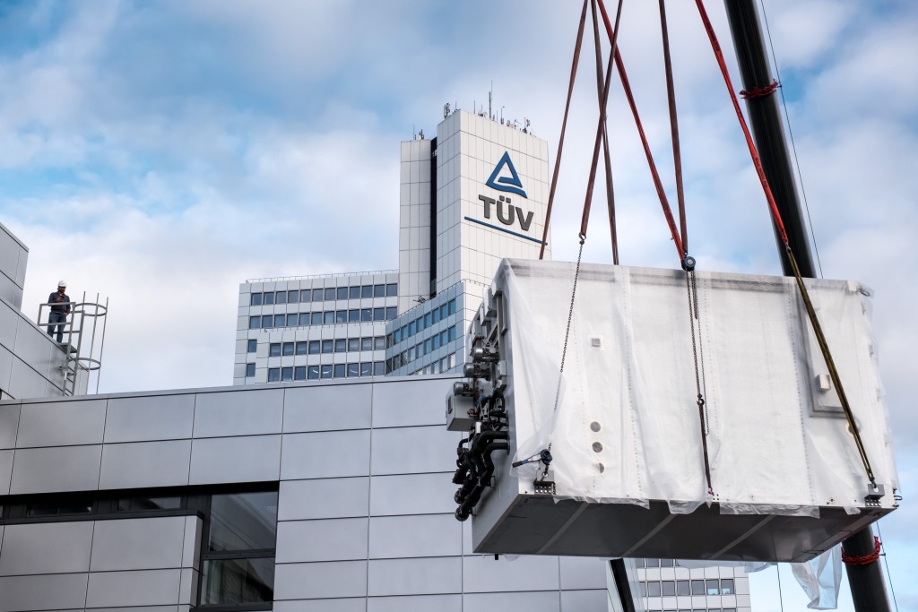 Solarmodul-Tests unter Extrembedingungen: Das Solarlabor von TÜV Rheinland hat im Februar 2025 die erste von zwei Klimakammern in Betrieb genommen (Foto: Oliver Tjaden/TÜV Rheinland)