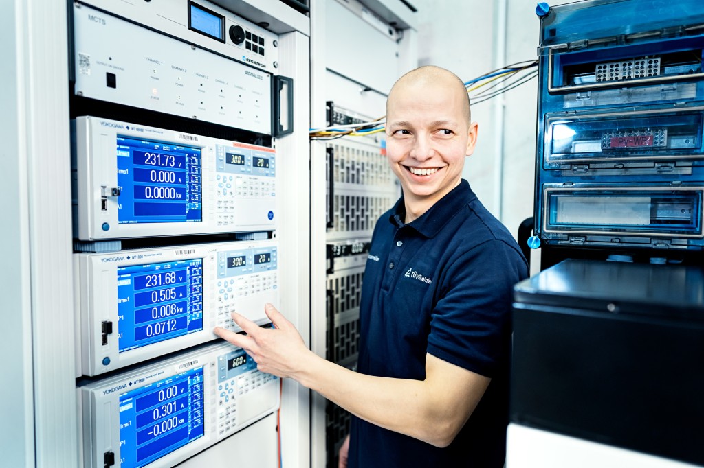 TÜV Rheinland erweitert sein Dienstleistungsangebot für Batteriespeichersysteme von PV-Anlagen (Foto: Oliver Tjaden/TÜV Rheinland)