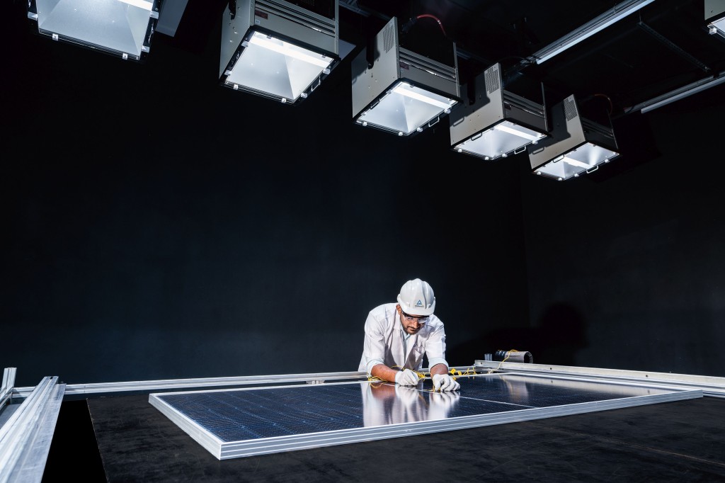 Qualitätssicherung und Transparenz in der Lieferkette werden in der PV-Branche immer wichtiger. Foto: TÜV Rheinland (Solarlabor Bangalore, Indien) Qualitätssicherung PV-Branche