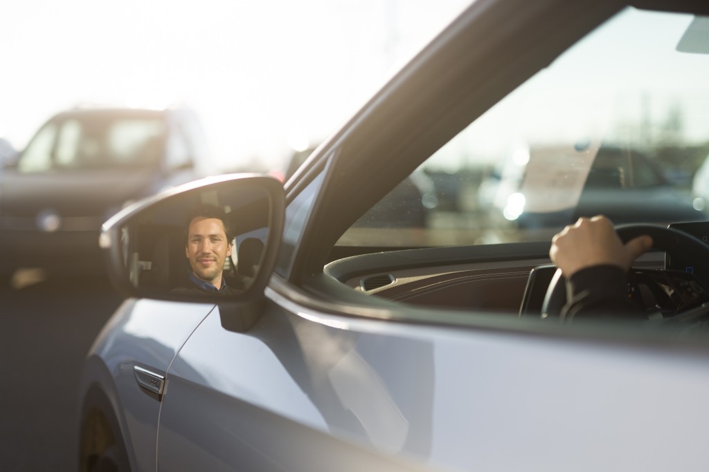 Branchenstudie von TÜV Rheinland zeigt hohe Zufriedenheit beim Kauf von E-Autos