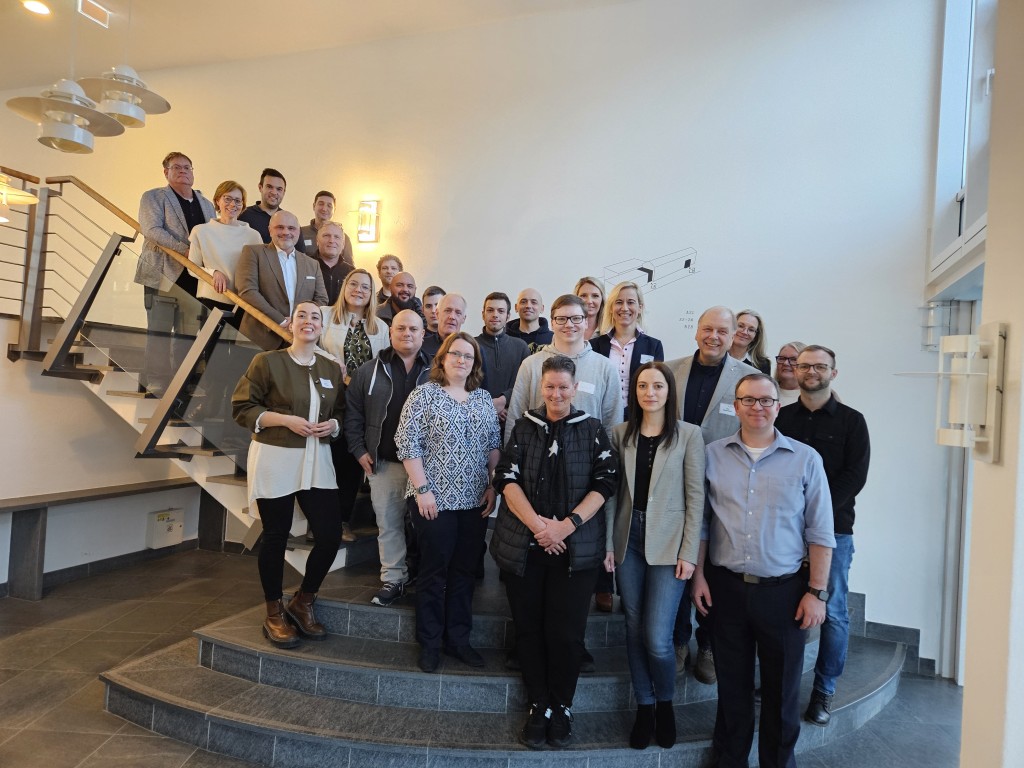 Die Teams von der Schwerdtgruppe und TÜV Rheinland freuen sich über den Zusammenschluss.
