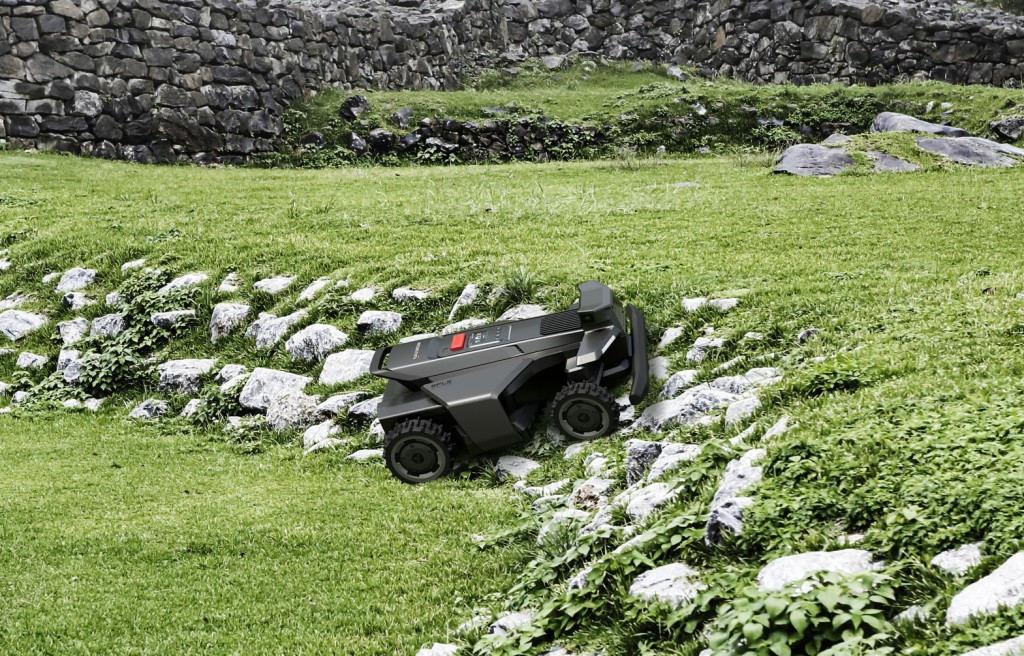“Lawn Care” for Robotic Lawn Mowers: TÜV Rheinland Develops New Standard
