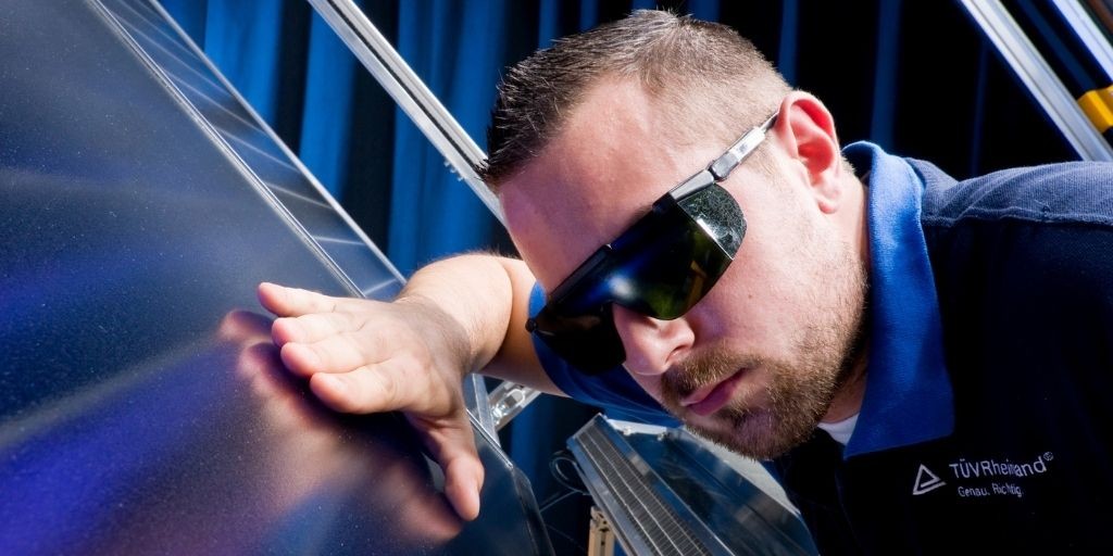 Prüfung von PV-Modulen im Solarlabor von TÜV Rheinland
