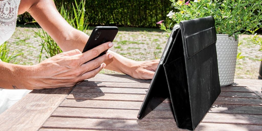 Smartphone und Tablet im Sommer