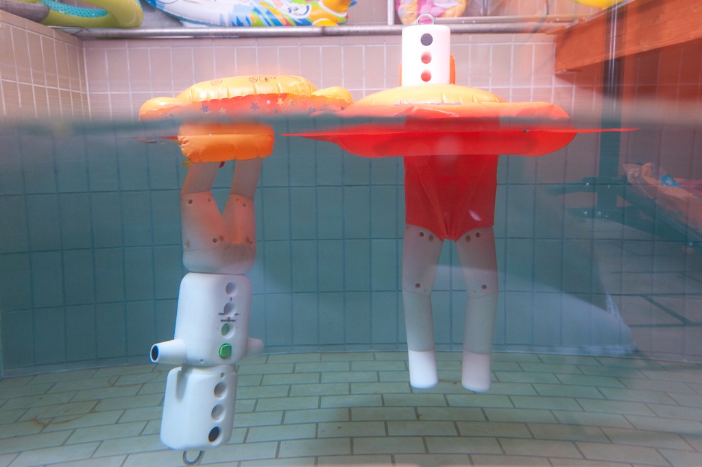 Test von Wasserspielzeug und Schwimmlernhilfen