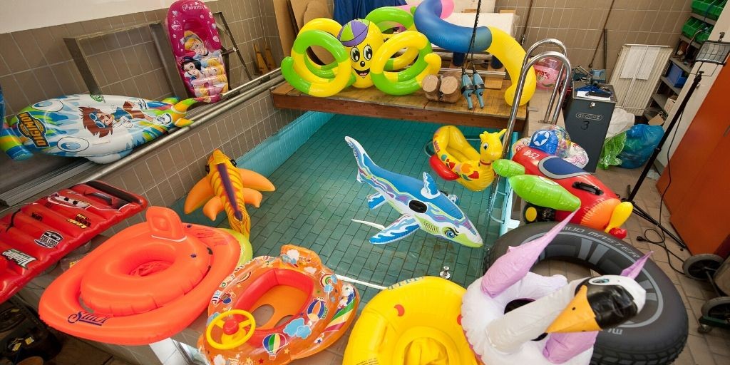 Test von Wasserspielzeug und Schwimmlernhilfen