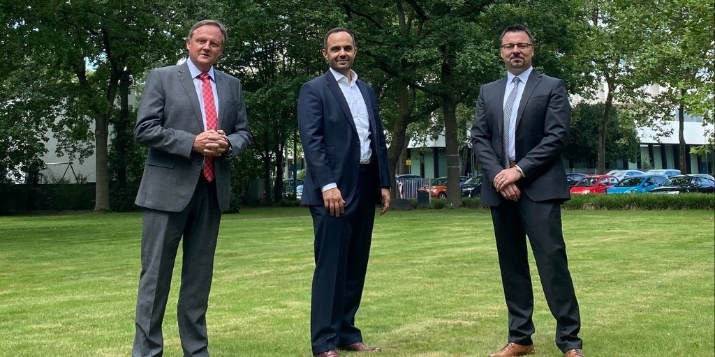 Partnerschaft für die Prüfung hochautomatisierter Fahrzeuge (von links): Holger Hütz, bei TÜV Rheinland global verantwortlich für Typprüfung von Fahrzeugen, Andreas Lauringer, CEO von Kontrol, Rico Barth, globaler Leiter des Kompetenzbereichs vernetztes und automatisiertes Fahren von TÜV Rheinland. Foto: TÜV Rheinland