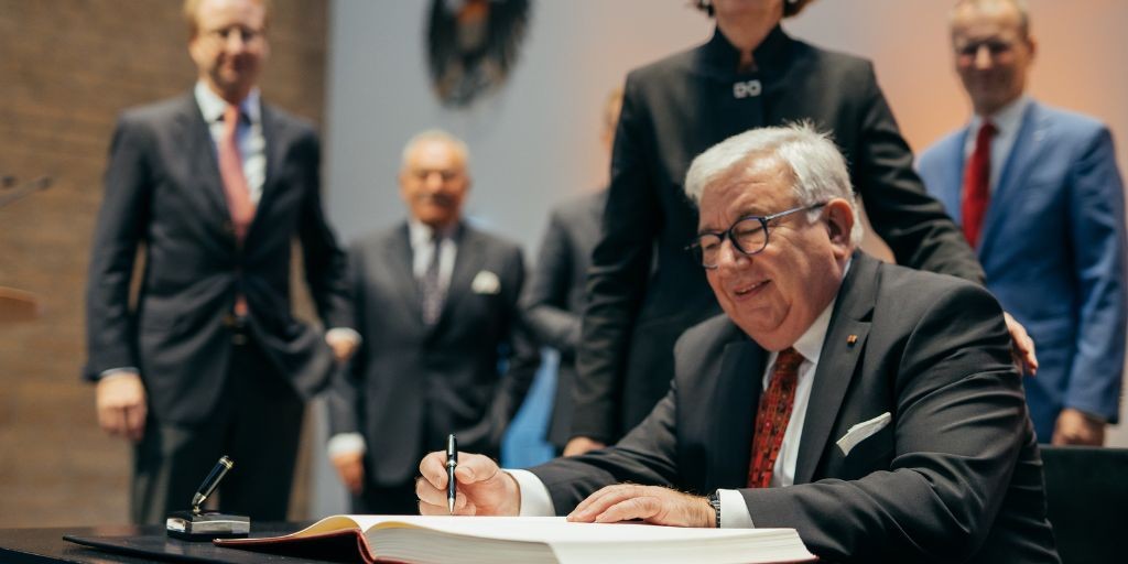 Ehrung für TÜV Rheinland: Professor Dieter Spath, Vorstandsvorsitzender des TÜV Rheinland Berlin Brandenburg Pfalz e.V., beim Eintrag ins Gästebuch der Stadt Köln mit der Kölner Oberbürgermeisterin Henriette Reker.