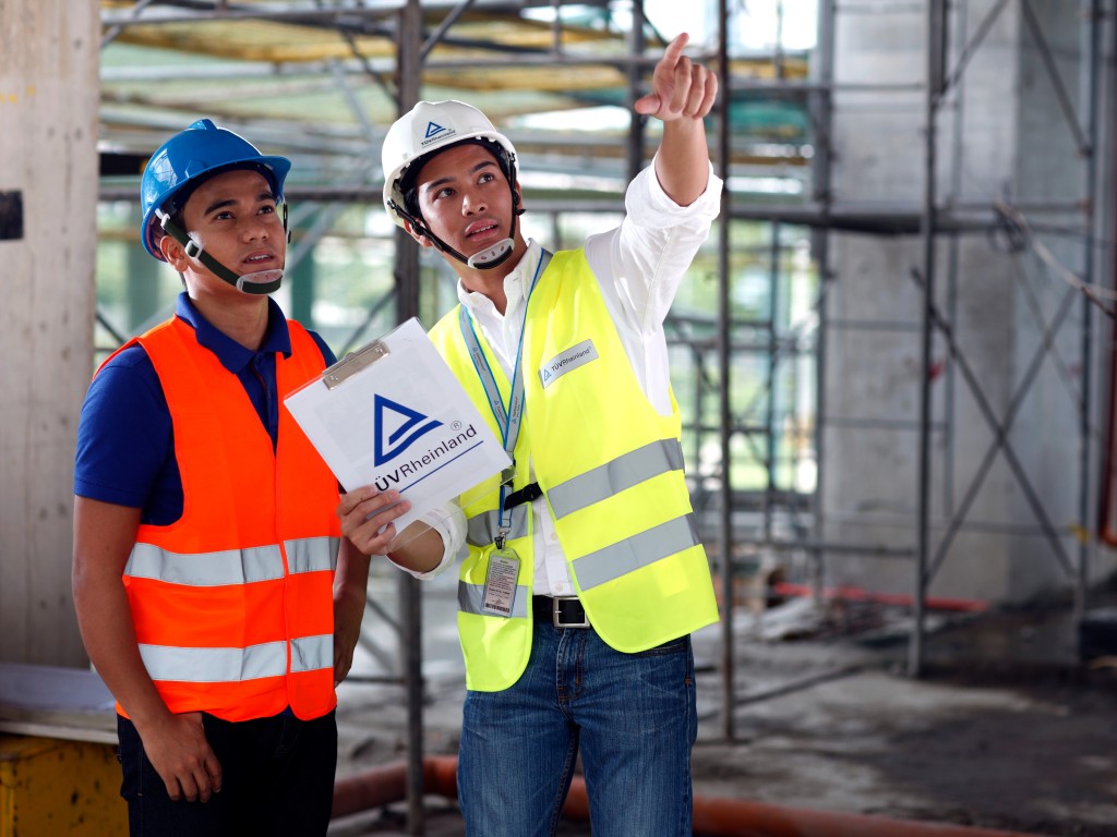 Use our training to improve your expertise in the field of construction management | TÜV Rheinland