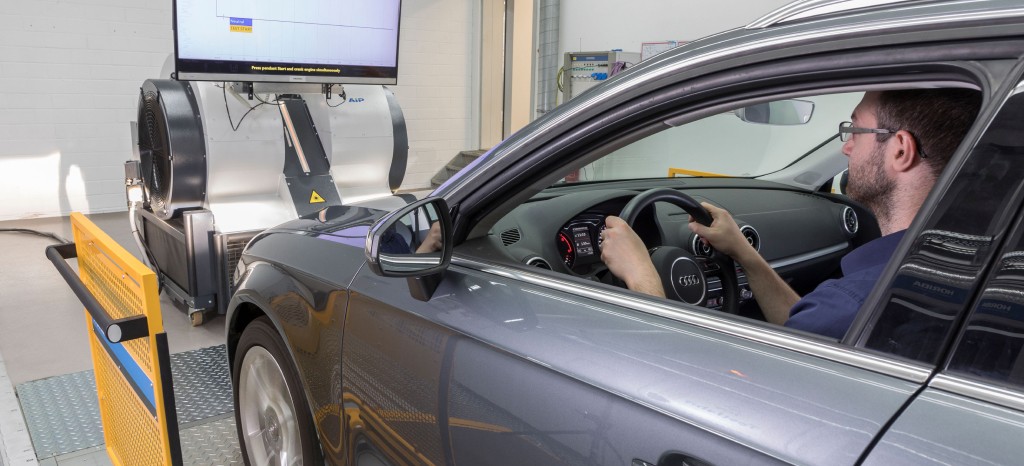 Fahrer und Fahrerleitgerät im Normtest