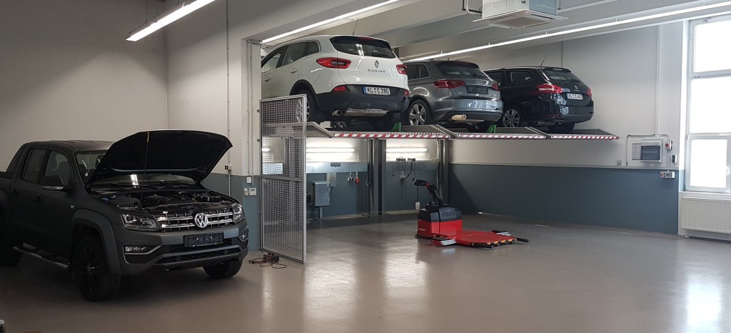 Konditionierraum mit Autos im Fahrzeuglabor