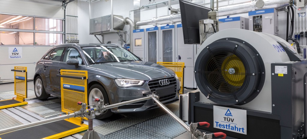 Fahrzeug im Abgas- und Verbrauchstest
