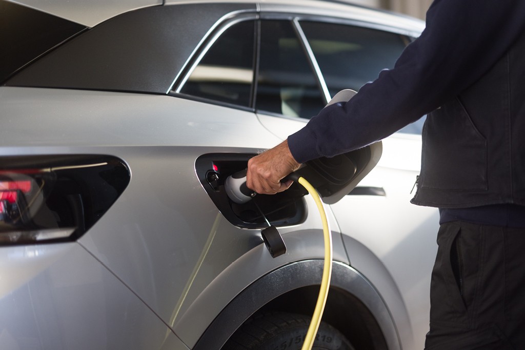 Ladekabel wird mit Elektroauto verbunden