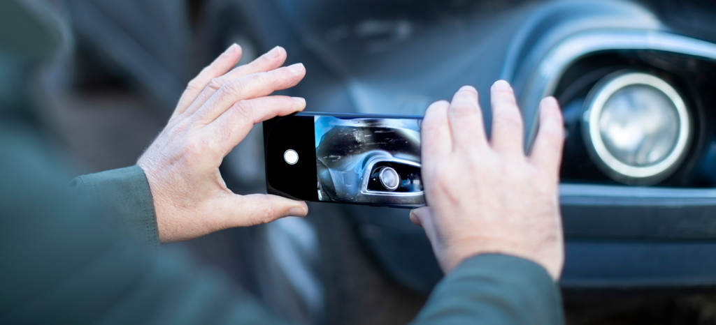 Digital damage assessment by smartphone for policyholders and smart lease returns | TÜV Rheinland